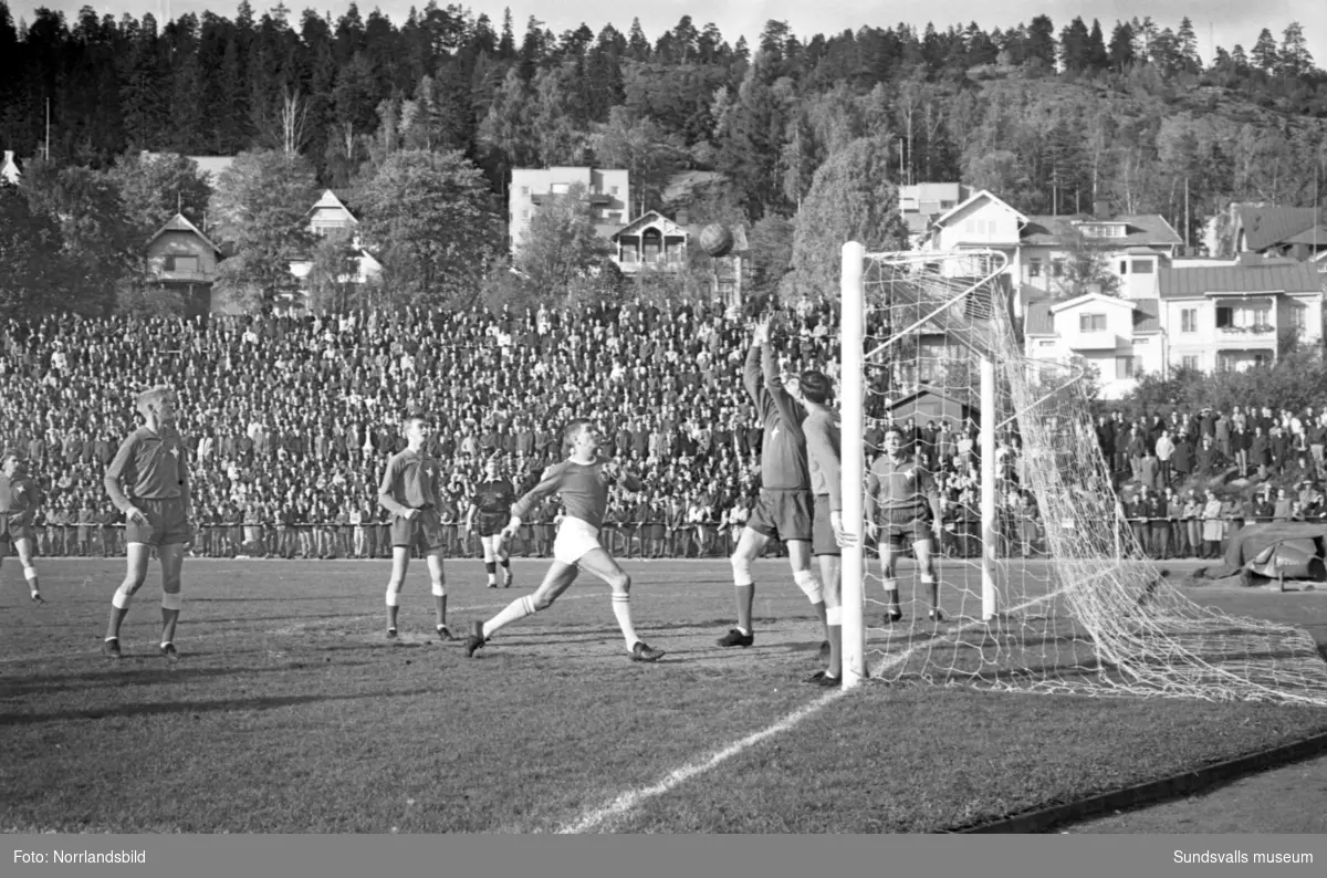 Fotboll, GIF Sundsvall-Holmsund 2-3.