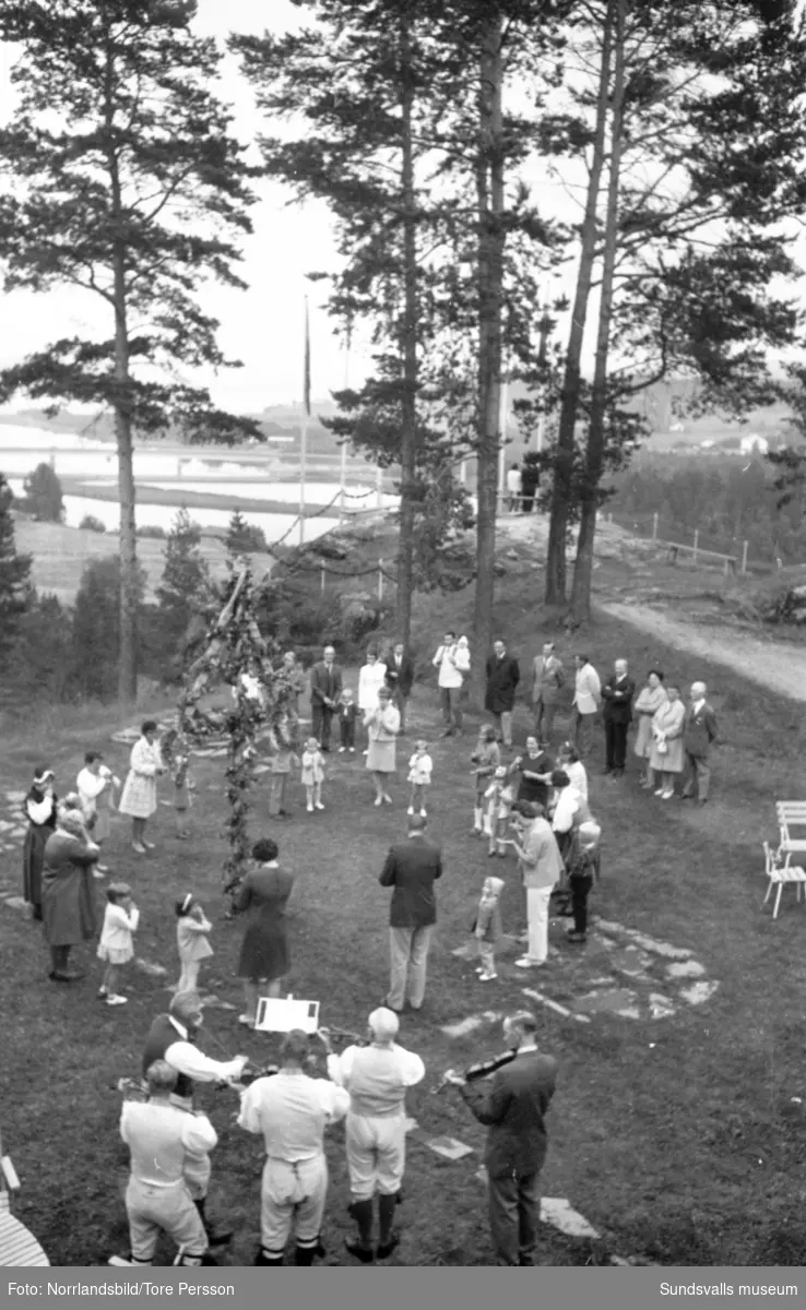 Midsommarfirande på Huberget i Stöde, med spelmän och dans kring midsommarstången.