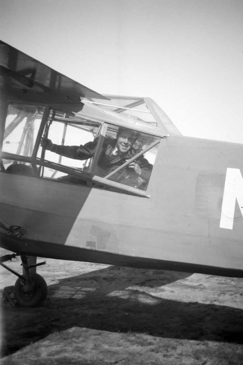 Mann fotografert i cockpiten på et av forsvarets rekognoseringsfly.