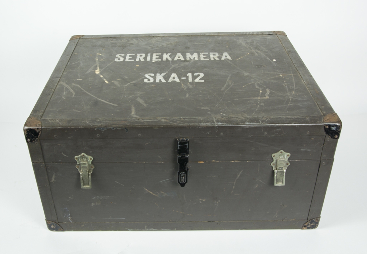 Seriekamera Ska 12 med två rullfilmskasetter varav en är monterad, manöverlåda typ 35 och förvaringslåda.
Body Camera AM. Objektiv Anastigmat 14"f/5,6 Ne TT 285735. Satsen är ej komplett, upphägningsanordning saknas.