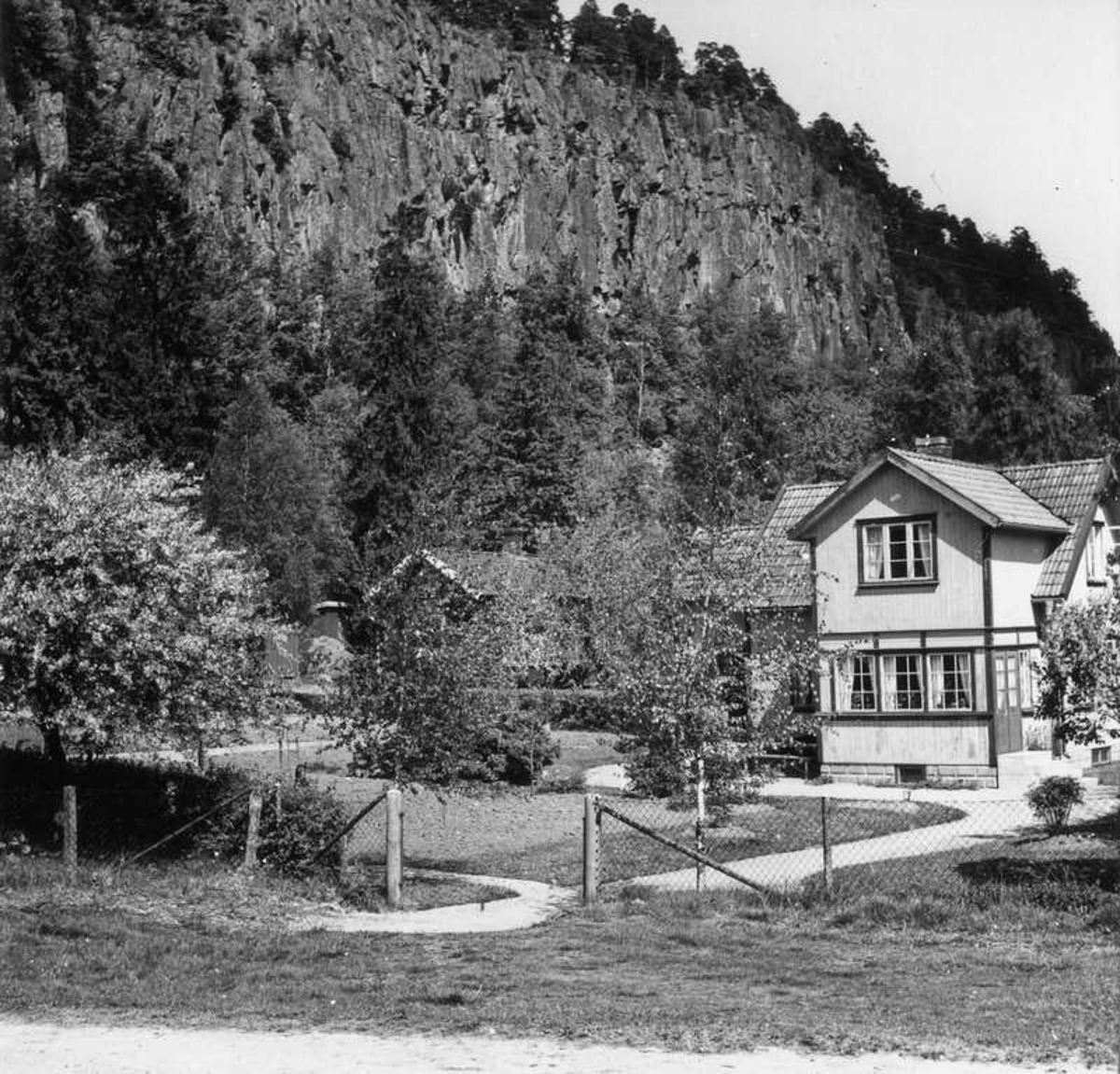 Halleberg. Häckle ättestupa. Där trädgården framför huset t.h. nu ligger låg ännu för några år sedan Odens damm (Urds brunn).  29 Maj 1946.