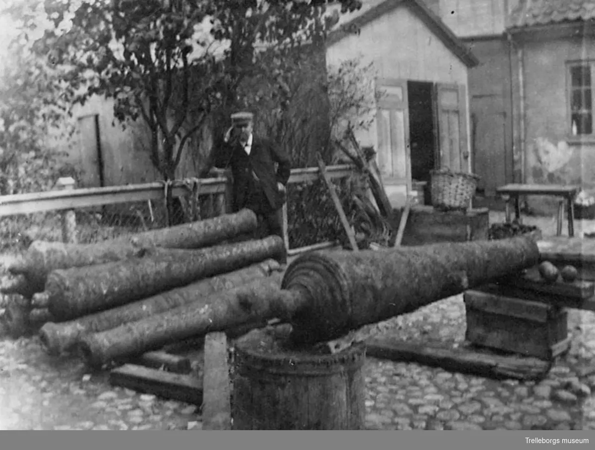 Skeppshandlare Pettersson med de kanoner som fiskades upp i hamnrännan år ?