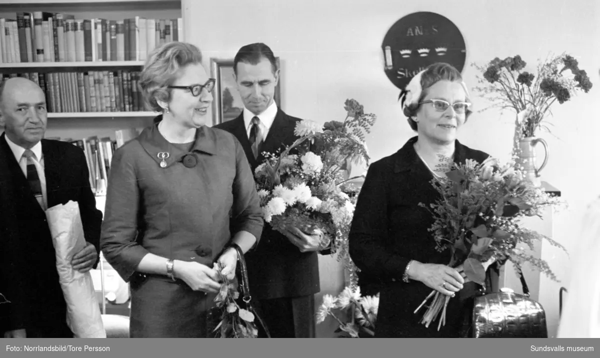 Sundsvallsadvokaten Gunnel Markstedt uppvaktas i hemmet i Norrliden på sin 50-årsdag. Hela familjen samlad utanför huset, Gunnel, maken Hans och barnen Margaretha, Lars, Christina, Anders och Olof. Gäster, förtäring och blommor i mängder.