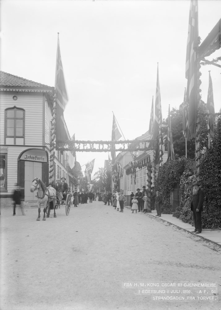 Kong Oscar IIs besøk i Egersund 12. juli 1896, Torget og Strandgaten sett fra Torget mot sør.