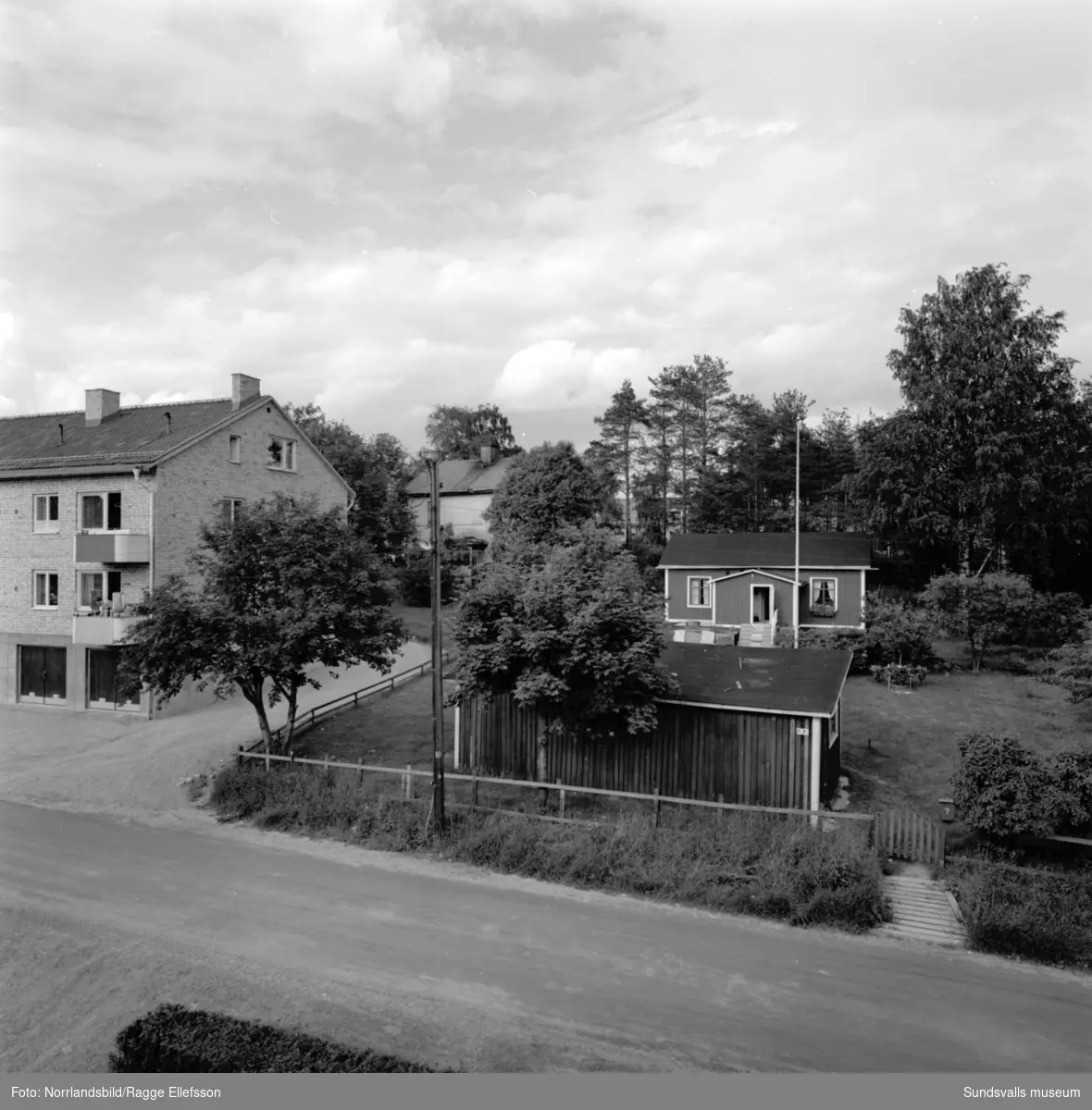 Saneringsområde i Skönsmon. Nya flerfamiljshus, gamla kåkar och pågående byggen. Ingvars Livsmedel på Kubikenborgsgatan.