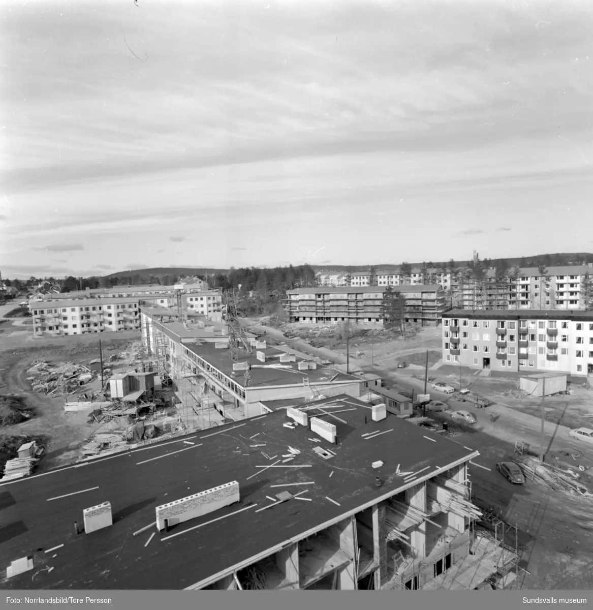 Bilder tagna från en brandbilsstege över Kubikenborg, Skönsmon. Flerfamiljshus, färdiga och under byggnation, samt villaområden.