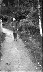 Portrett, gutt med skjermlue