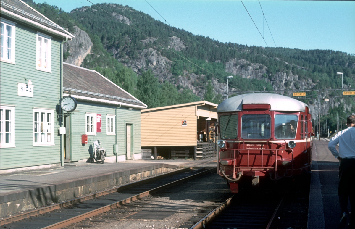 Sira stasjon. Motorvogn BM 87 07 som tog til Flekkefjord.