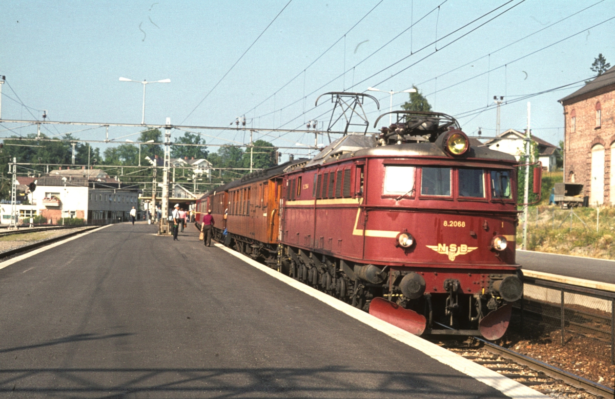 El 8 2068 med persontog 539 Oslo V - Vestfossen, stopper i Asker.