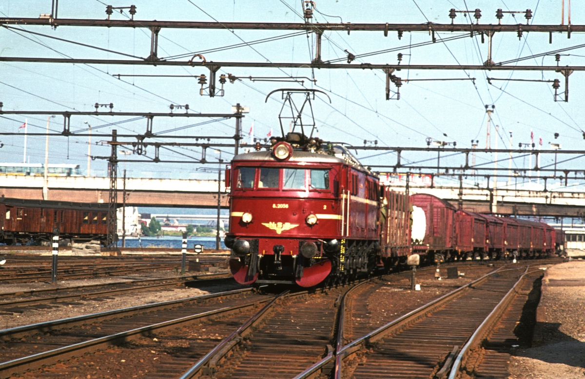 Godstog med El 8 2056 på Drammen stasjon