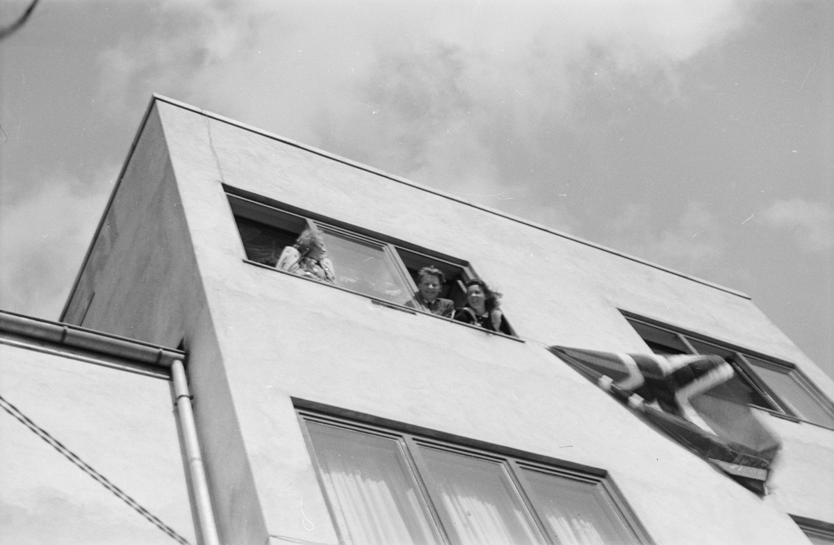 Frigjøringsdagene 1945. Folk i vinduene ved Elverum slakteri.