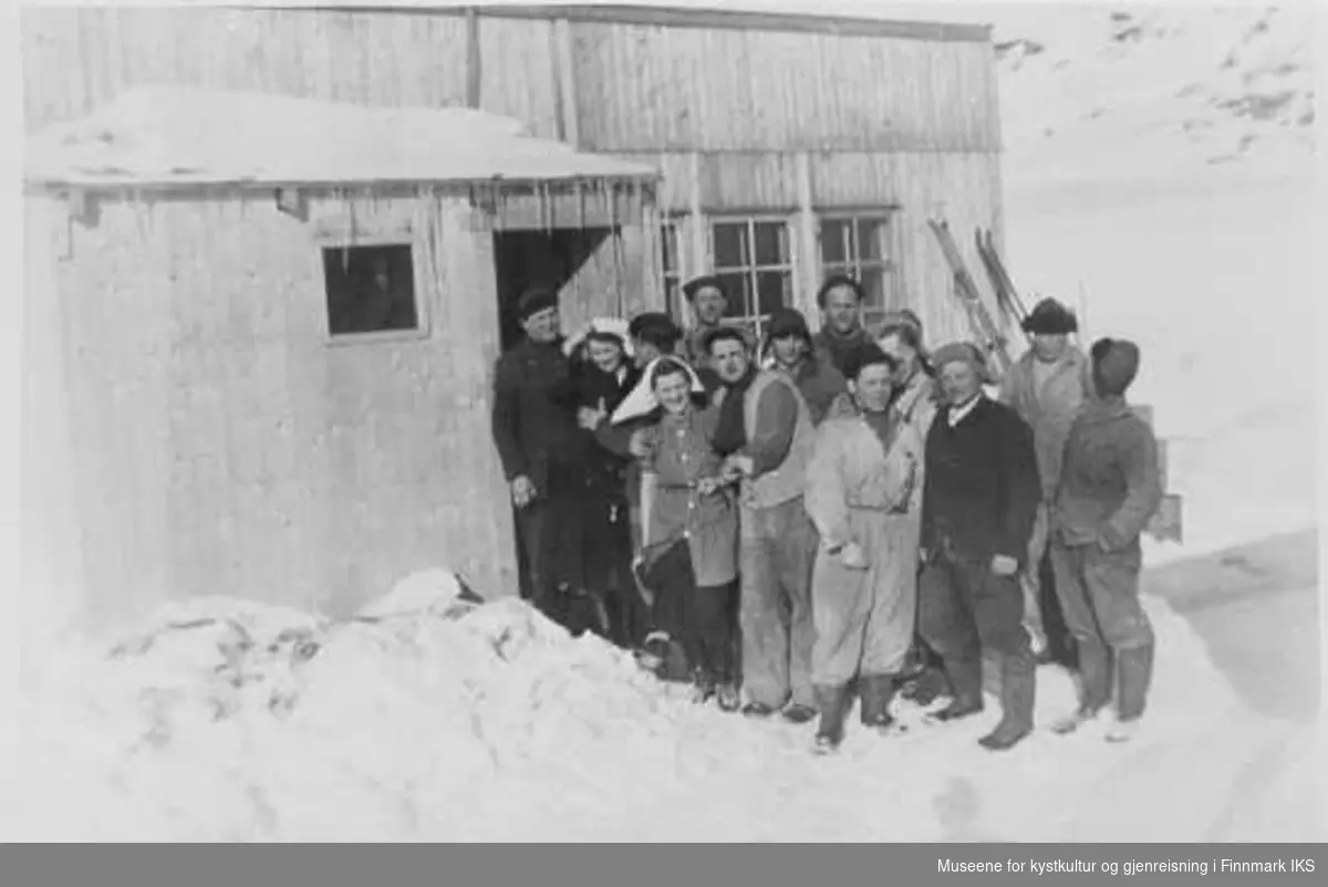 Veiarbeidere og kokker utenfor arbeidsbrakke i Normannset, Berlevåg i 1951