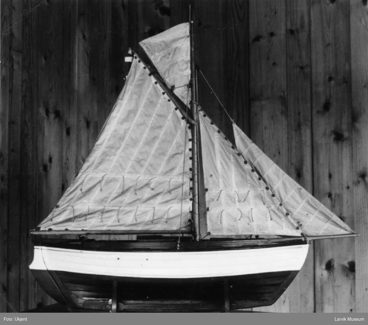 Modell av Tenviksbåt - "Stormtusten" med seil