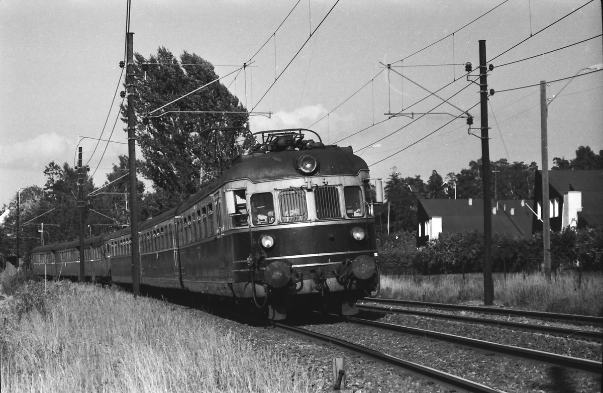 Hurtigtog 811 Oslo V - Larvik med NSB elektrisk ekspresstog type 66 passerer Strand. BM 66 01. Bakerste togsettet, type 68A, ble koblet fra i Drammen og gikk til Vestfossen.