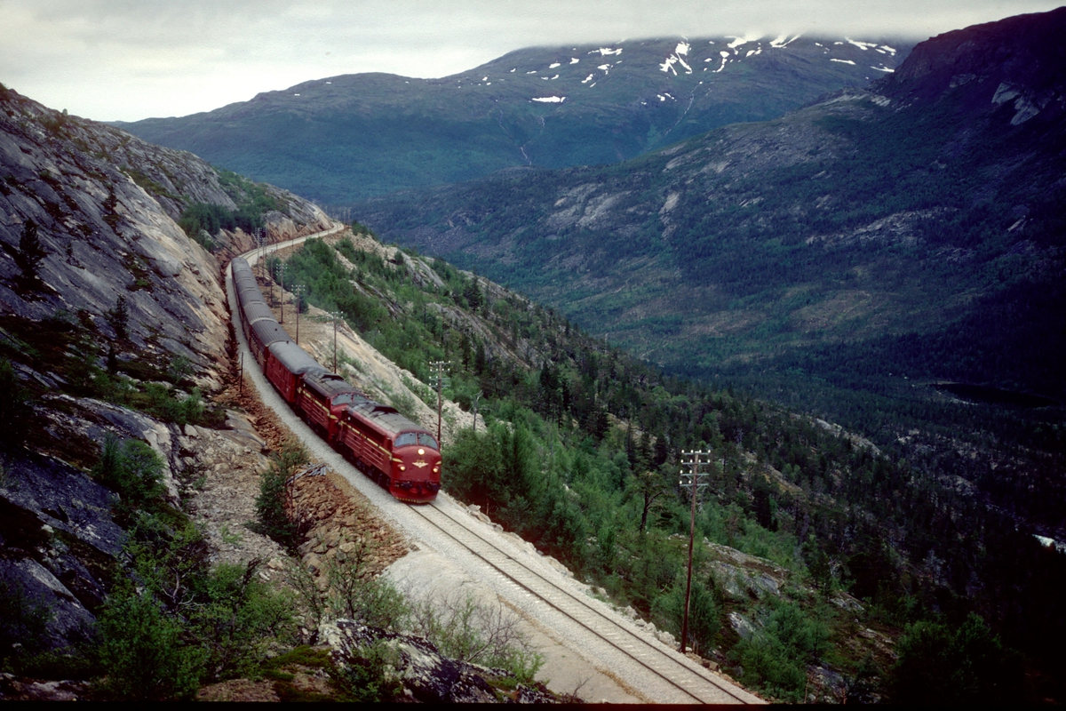 Sørgående dagtog på Nordlandsbanen, Hurtigtog 452, på vei oppover stigningen mot Lønsdal med to lokomotiver type Di 3.