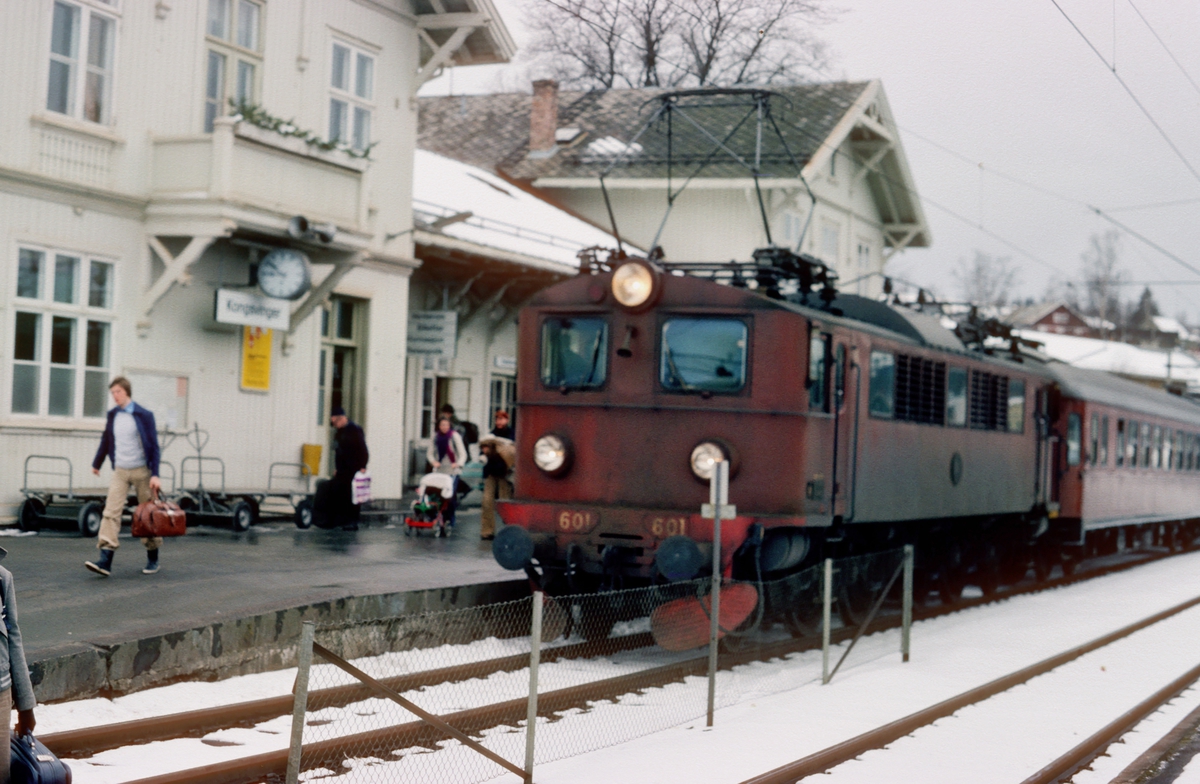 Ekspresstog 1031 Oslo Ø - Stockholm på Kongsvinger med SJ elektrisk lokomotiv type F, nr. 601.
