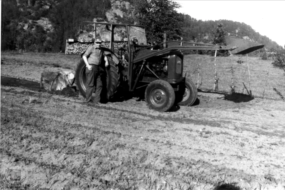 Reinert Birkeland med traktor