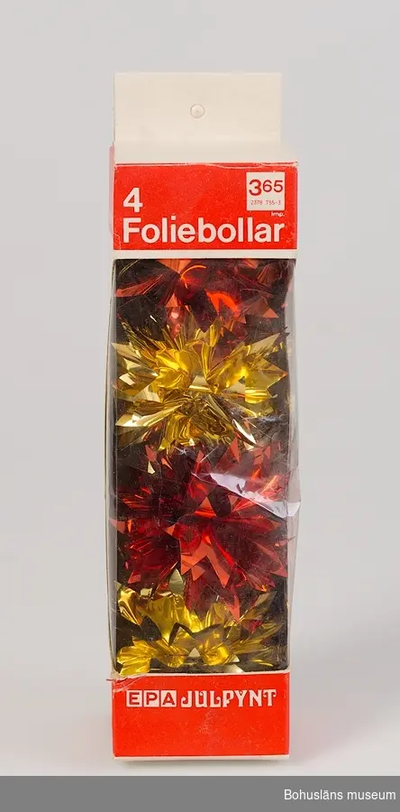 Julgransdekorationer av röd och guldfärgad metallfolie formade som taggiga bollar med hänge av snöre. Förvarade i originakarton med text:
4 Foliebollar
EPA JULPYNT
3.65 [pris]