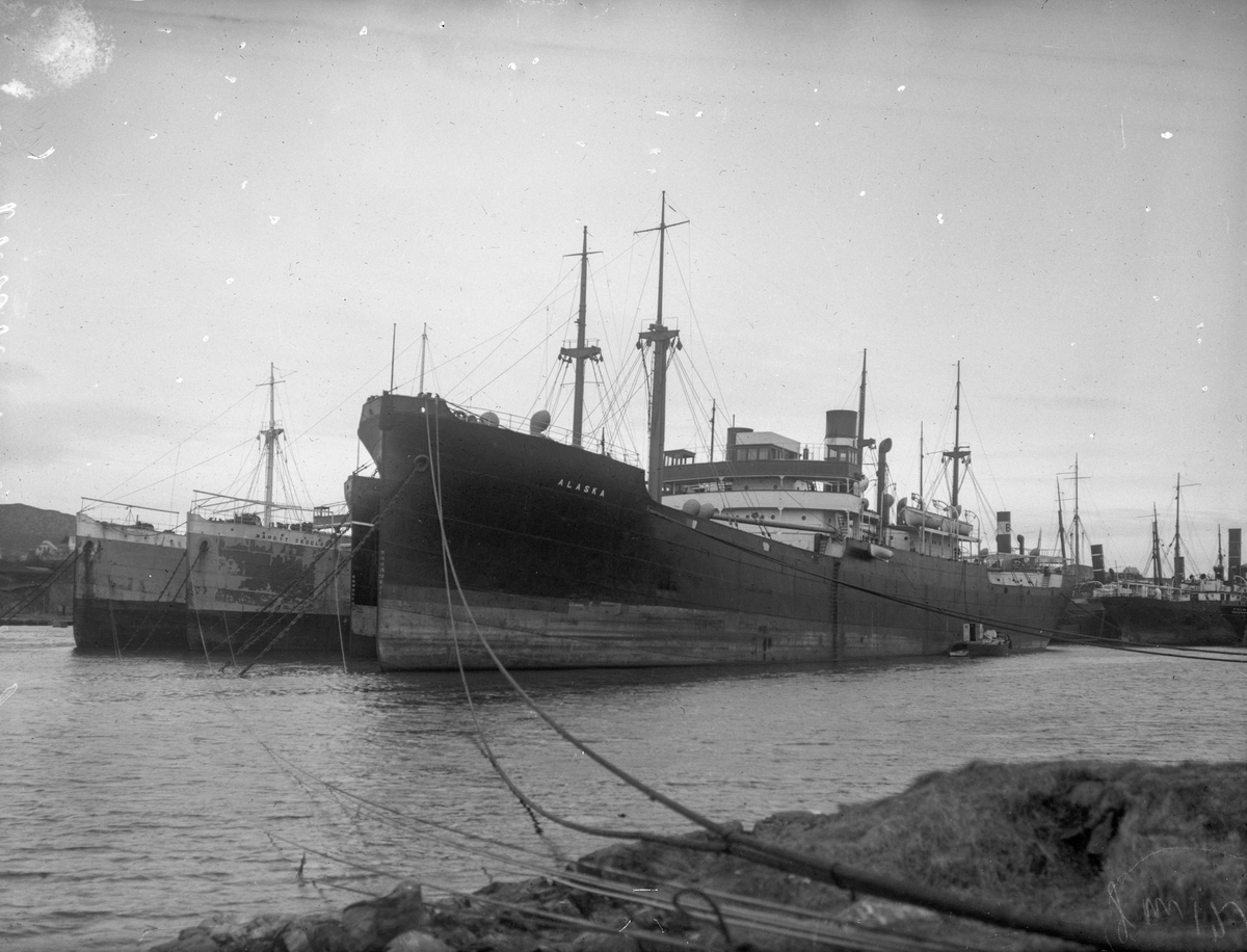 Dampskip i opplag i Karmsundet. D/S "Alaska" og D/S Margit Skogland" i forgrunnen. Haugesund i bakgrunnen.