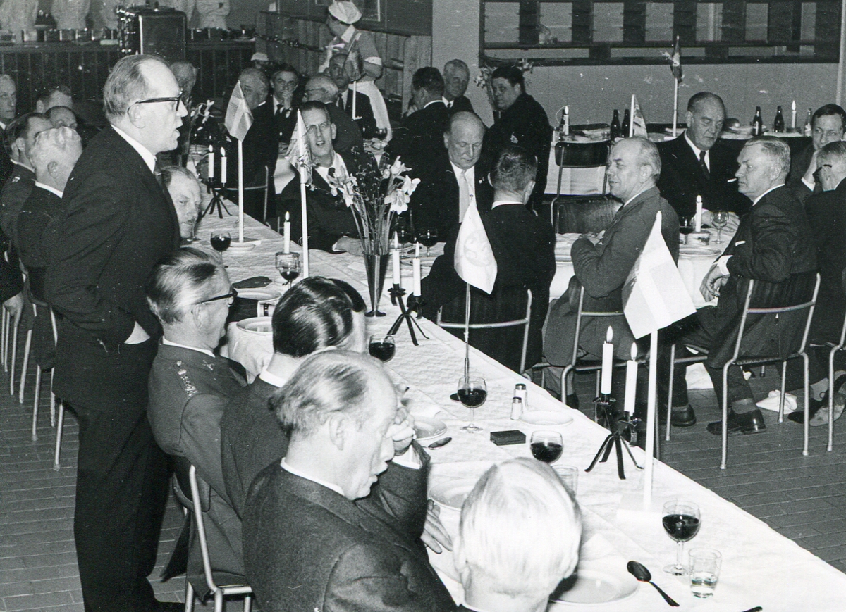 Bildserie från kamratföreningens årsmöte på 1960-talet.

Från kamratföreningens årsmöte i matsalen på 1960-talet.

Rolf Wallefors talar.
