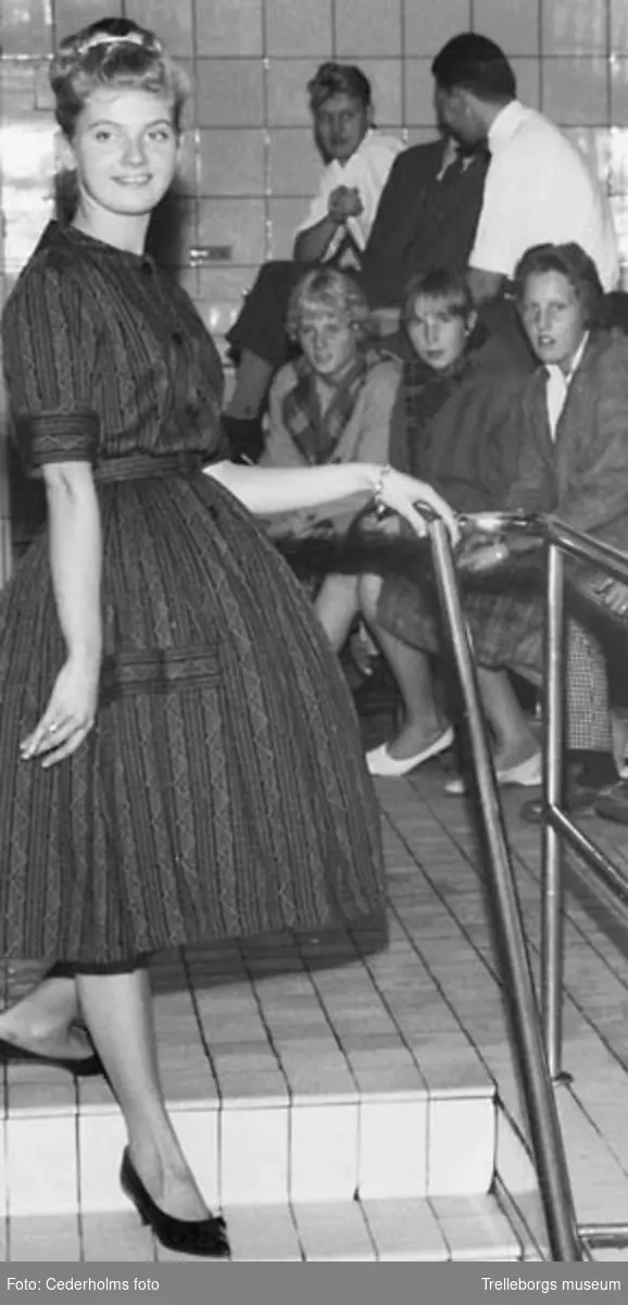 Mannekäng visar klänning omkring 1960.