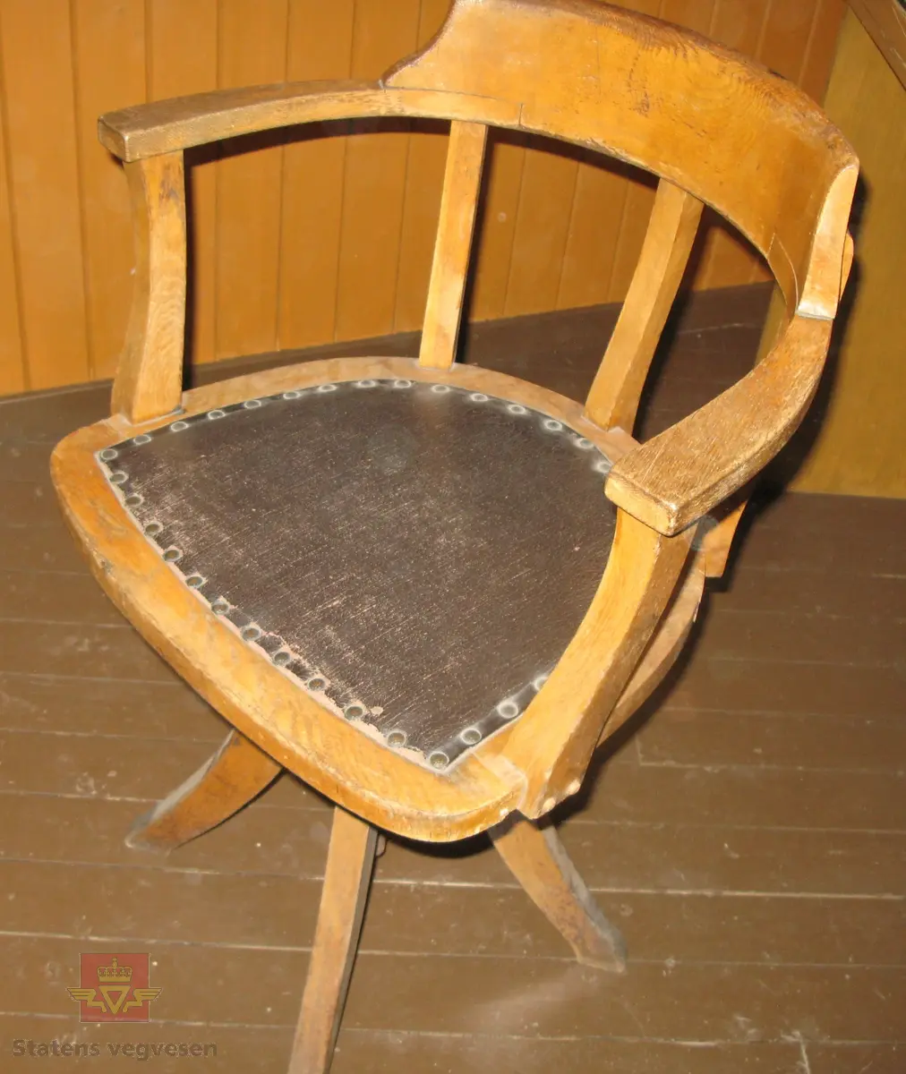 Roterbar stol med rygg og armlener i ett. Av tre og metall. Lakkert.