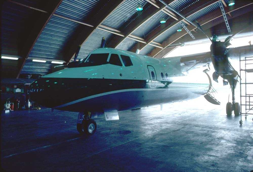 Hangar. Bodø. Ett fly, De Havilland Canada DHC-7-102 Dash7 fra Widerøe.