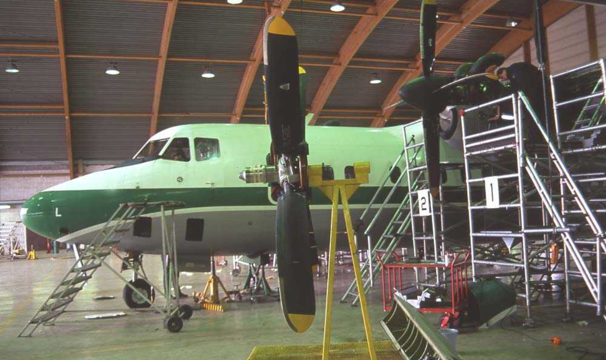 Lufthavn/flyplass. Bodø. Widerøes anlegg Langstranda. En person. Ett fly, LN-WFL, DHC-7-102/ Dash7 under vedlikeholdsarbeid. 