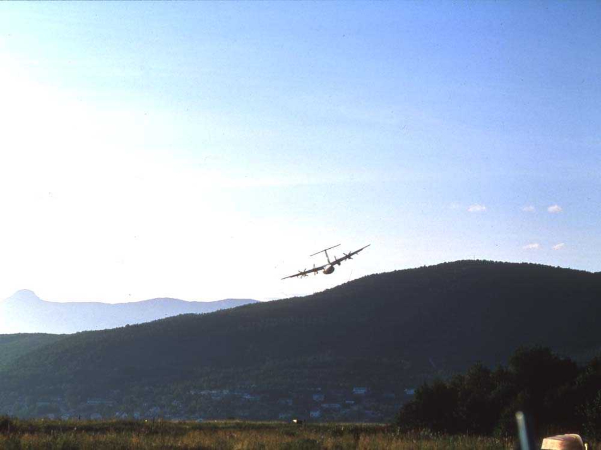 Luftfoto. Narvik/Ankenes Ett fly, DHC-7-102/ Dash 7 fra Widerøe har tatt av runway 03..