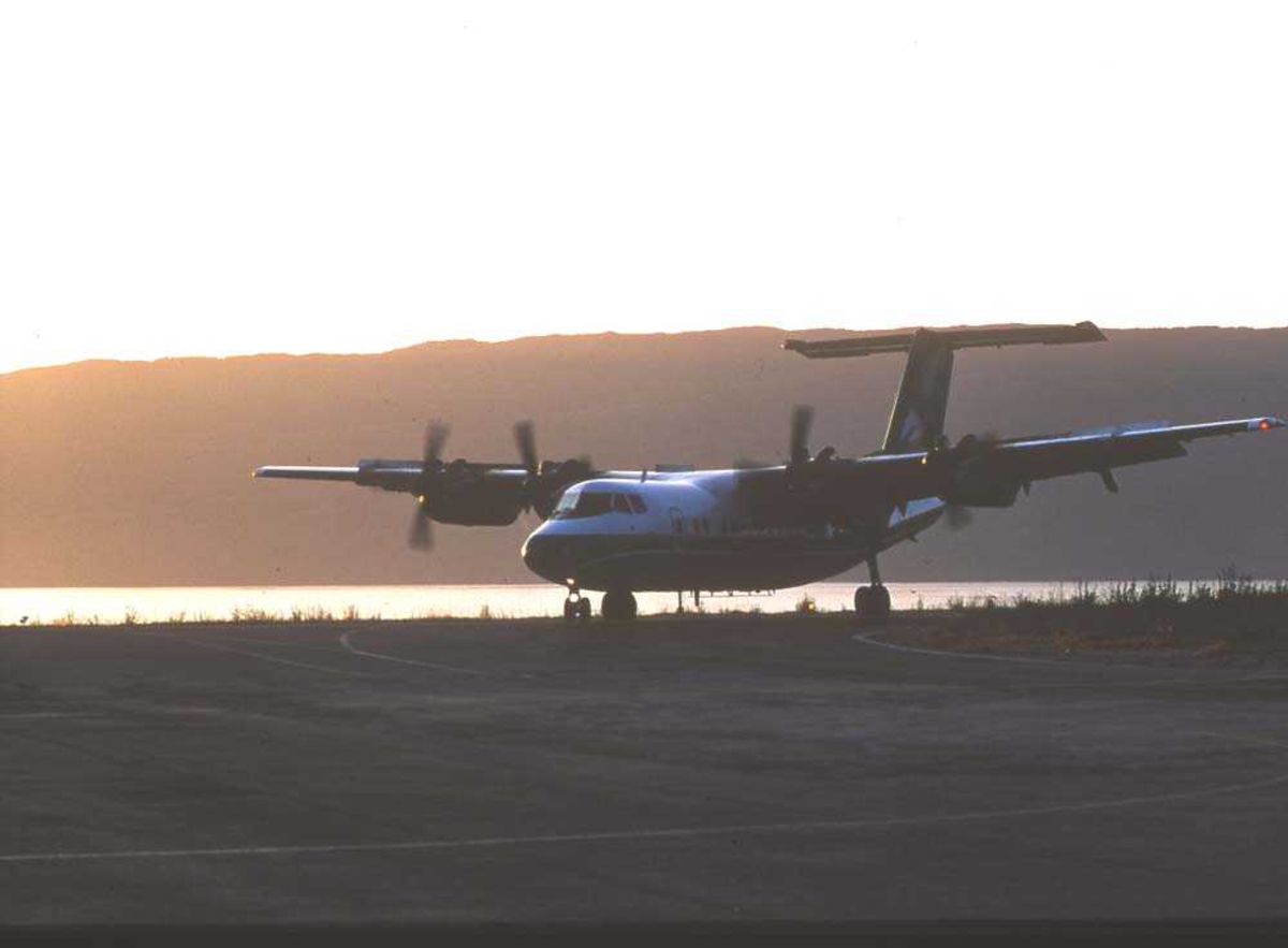 Lufthavn/flyplass. Narvik. Ett fly, DHC-7-102/ Dash 7 fra Widerøe, har nettopp landet. (backtracking).