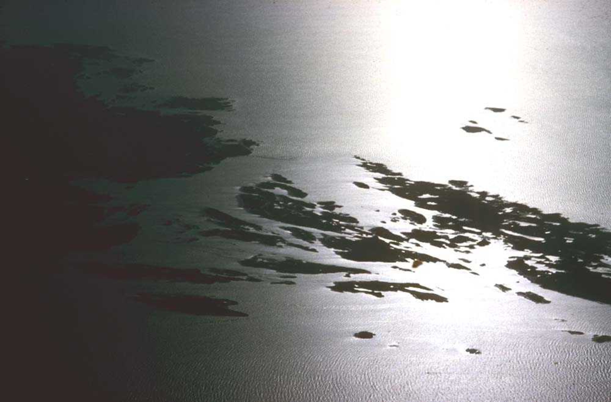 Luftfoto. Nord-Trøndelags kyst med uttallige øyer og holmer.