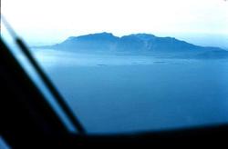 Luftfoto. Sør-Helgeland. Øya Vega dukker opp i horisonten.
