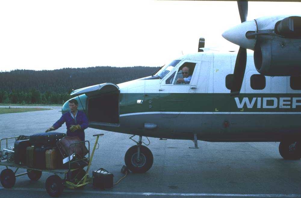 Lufthavn/Flyplass. Mo i Rana. Flykaptein. Ett fly, LN-BNJ, DHC-6-300 Twin Otter fra Widerøe, losses.