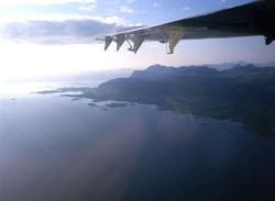 Luftfoto. Hadseløya med Melbu i bakgrunnen fotografert fra k