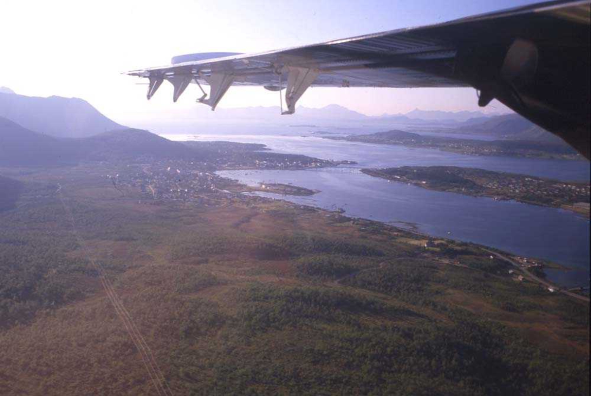 Luftfoto. Hadseløya med Stokmarknes og Børøya. I bakgrunnen bygda Bitterstad. Bildet er tatt fra kabinen i en DHC-6 Twin Otter fra Widerøe.
