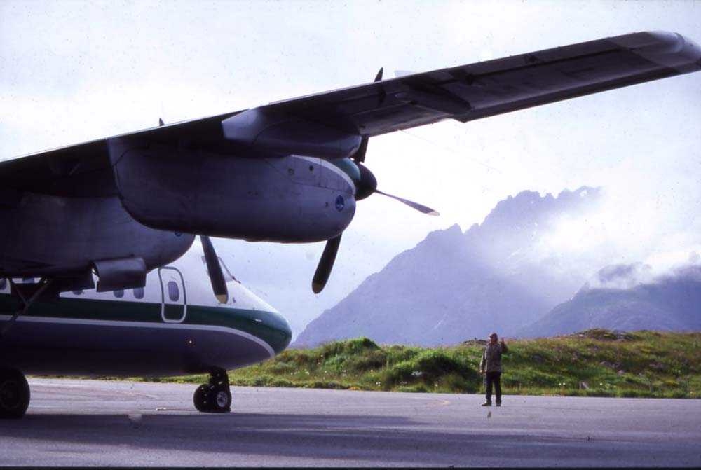 Lufthavn/flyplass.Svolvær/Helle. Et fly, DHC-7-102 Dash7 fra Widerøe klar for oppstart ved hjelp av lufthavnbetjent (marshall)