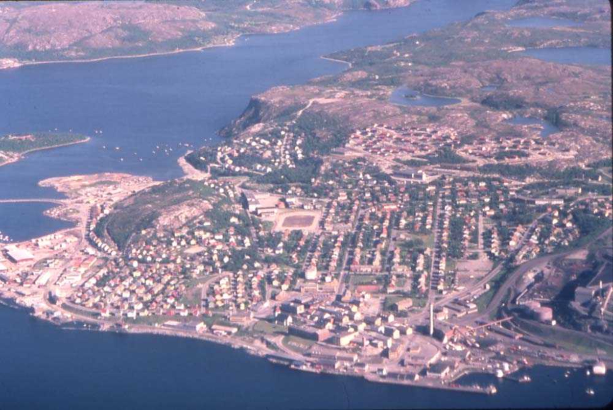 Luftfoto. Kirkenes. Foto av byen tatt fra en DHC-6-300 Twin Otter fra Widerøe.  