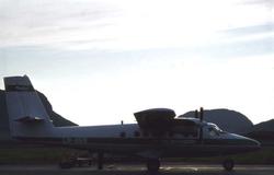 Lufthavn. Leknes Et fly, LN-BEN, DHC-6-300 Twin Otter fra Wi