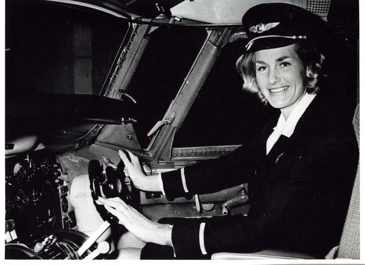 Propellfly. I cockpit til en Convair CV440 Metropolitan fra SAS sitter kvinnelig pilot/flyger klar til oppstart. 