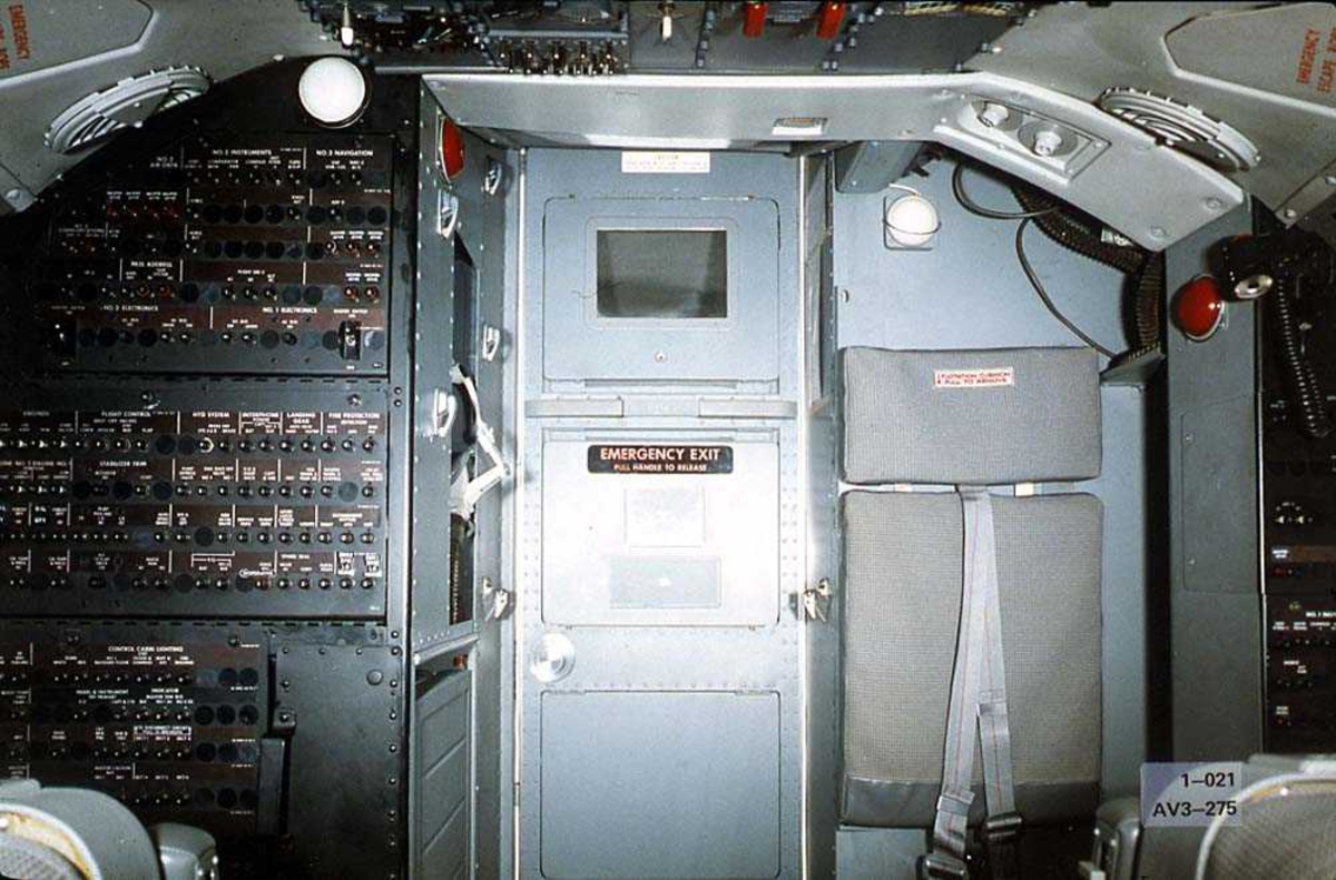 Cockpiten i en Boeing 737-200 tatt mot cockpitdøren.