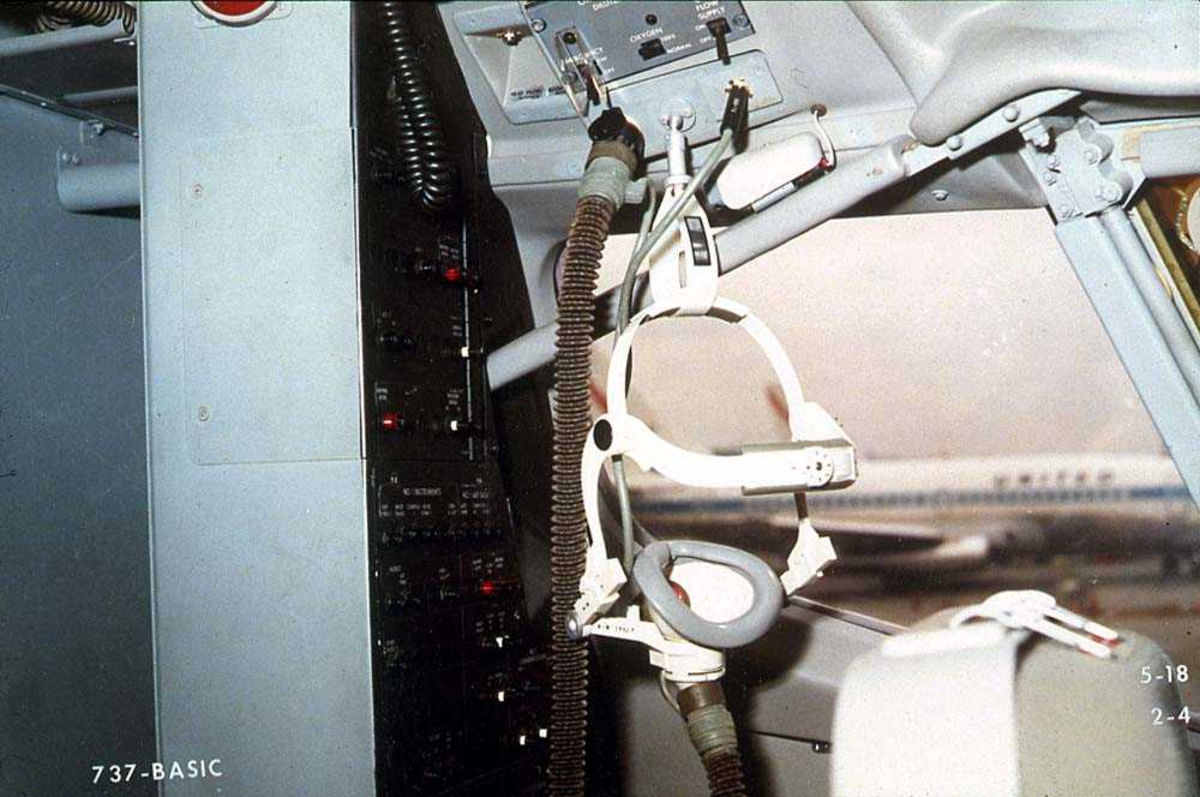 Oksygensystem med en maske i cockpiten på en Boeing 737-200.