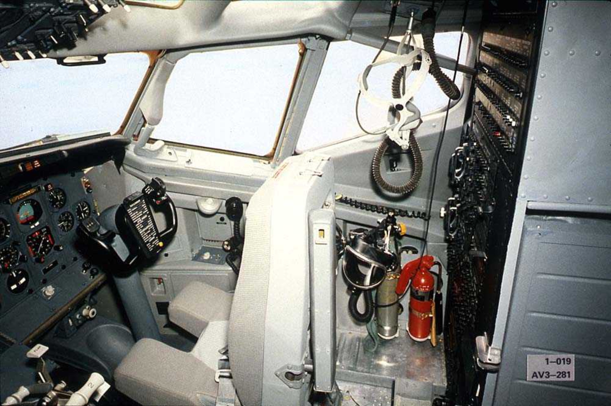Ene siden på cockpiten i ett fly, Boeing 737-200.