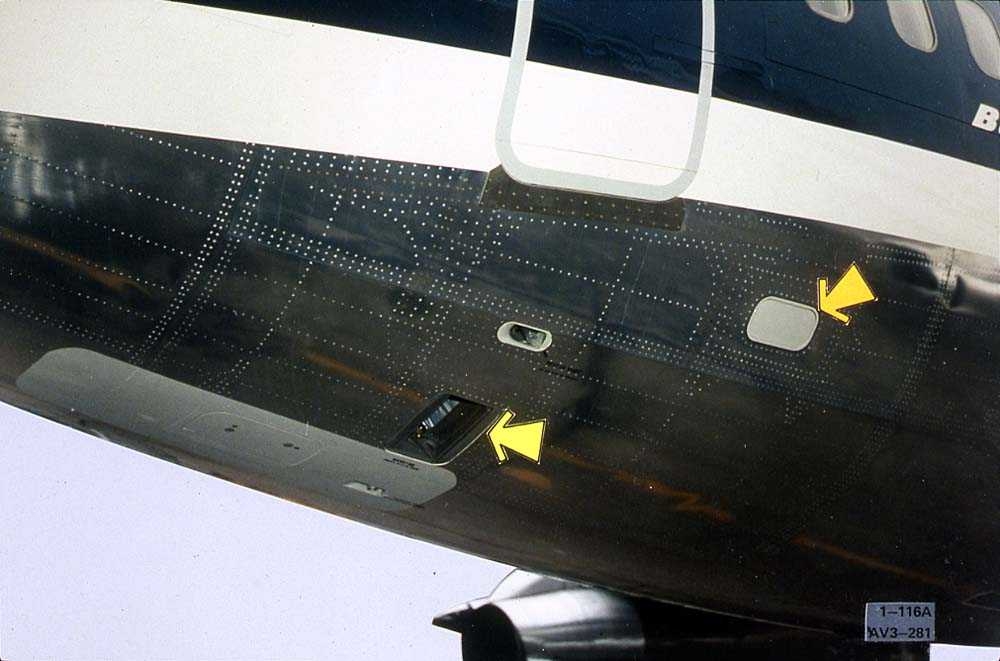 Detaljbilde av undersiden på ett fly ved bakre dør, Boeing 737-200.