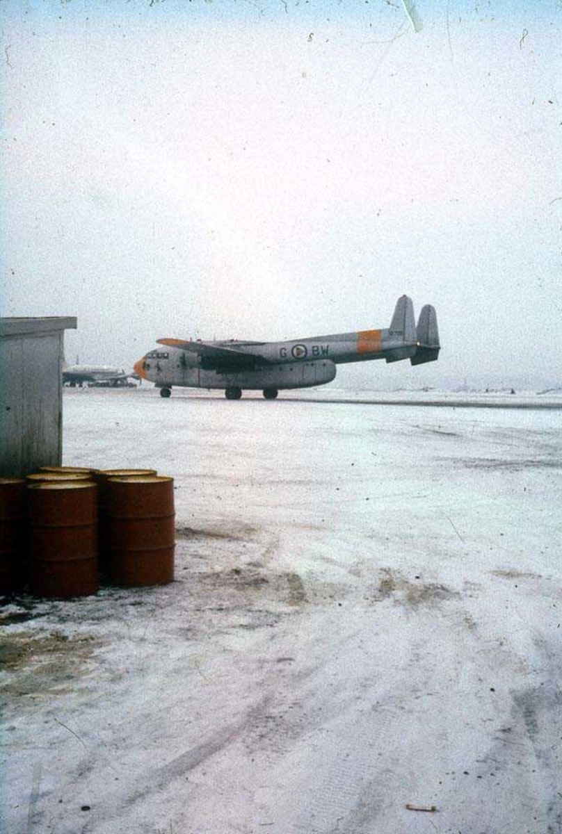 Lufthavn. Ett fly på bakken, Fairchild C-119 Flying Boxcar BW-G "Goofey". Snø på bakken.