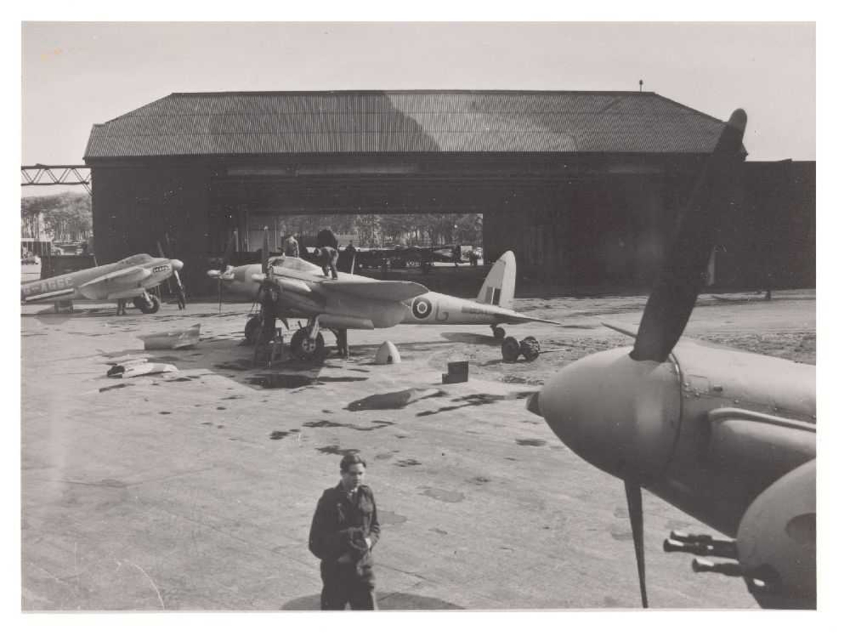 Flere fly på bakken. De Havilland Mosquito F Mk.II