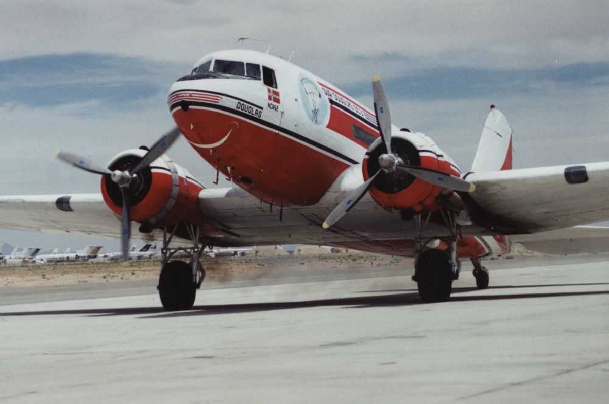 Ett fly på bakken. Douglas DC-3/C-47. USA
