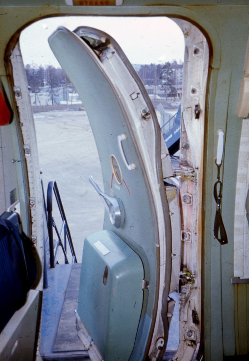 Lufthavn/Flyplass. Nærbilde av "airstairdoor", passasjerdør med tilhørende trapp sett fra innsiden til et fly fra Braathens SAFE.