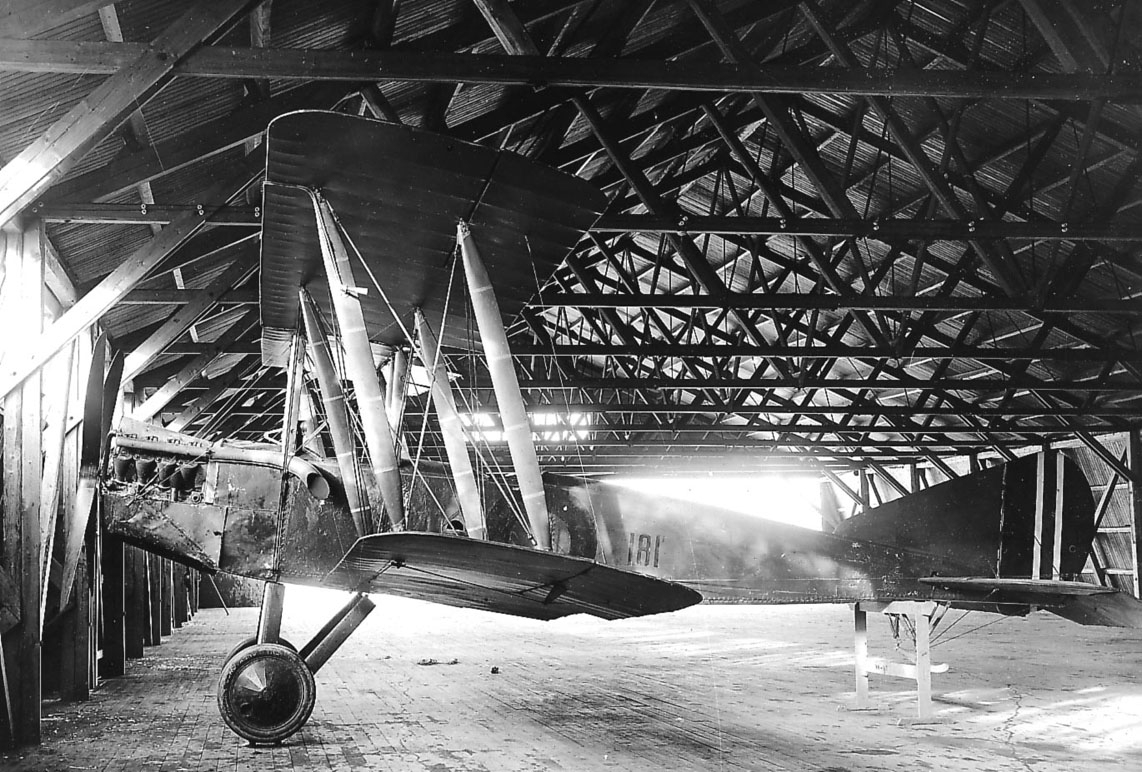 Kjeller lufthavn ett fly, F.F.5c  nr 181, inne i en hangar.