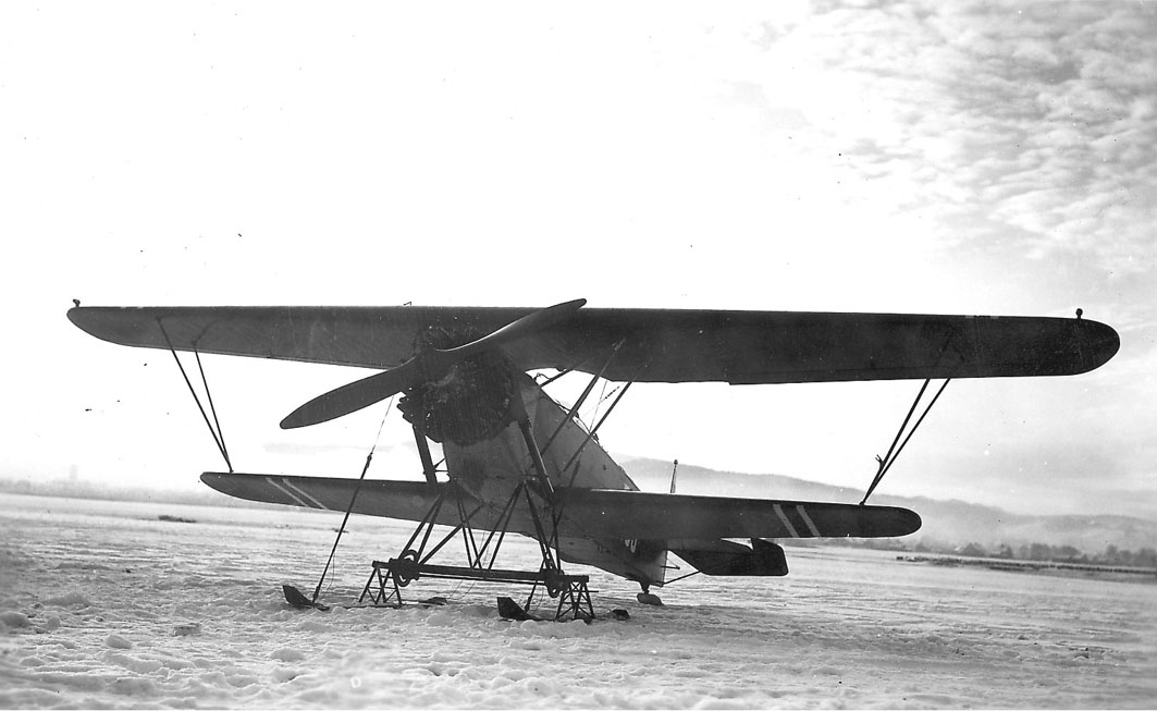 Åpen plass, snø på bakken. ett fly på bakken, med skiunderstell, Fokker C.V.D