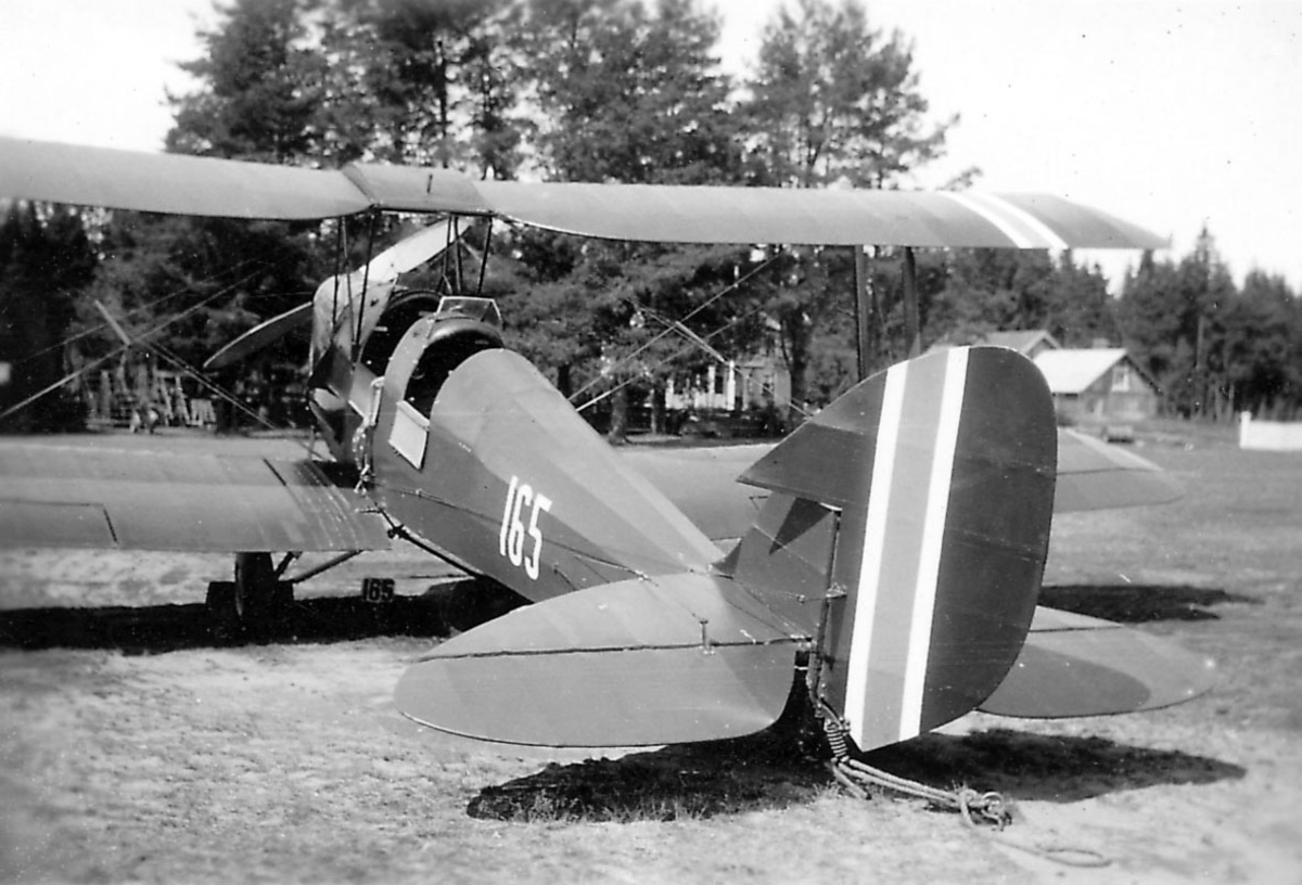 Åpen plass, ant. lufthavn. ett fly på bakken, Tiger Moth. nr 165